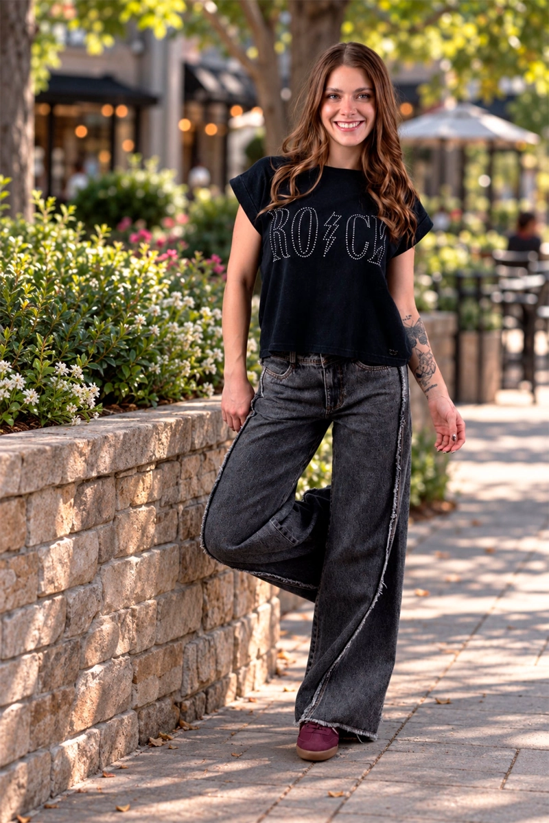 POLERA LAIA REGULAR 'ROCK' TACHAS NEGRO EFESIS - 1