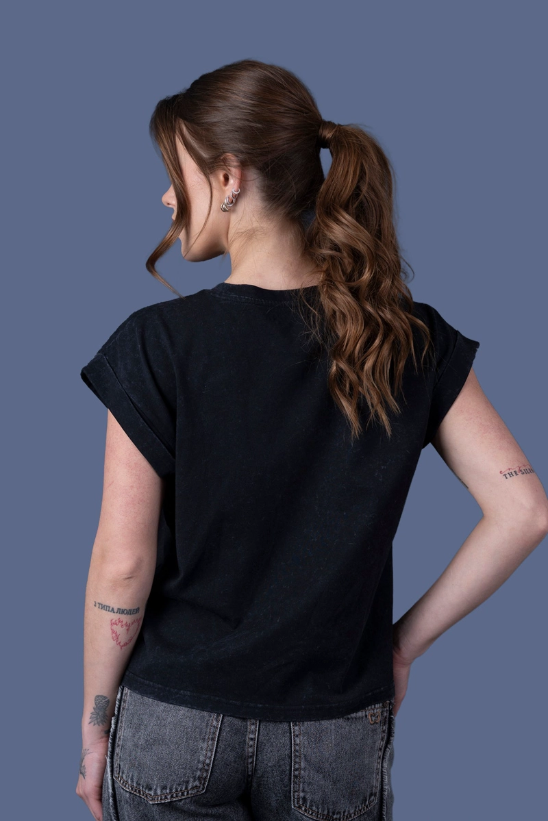 POLERA LAIA REGULAR 'ROCK' TACHAS NEGRO EFESIS - 4