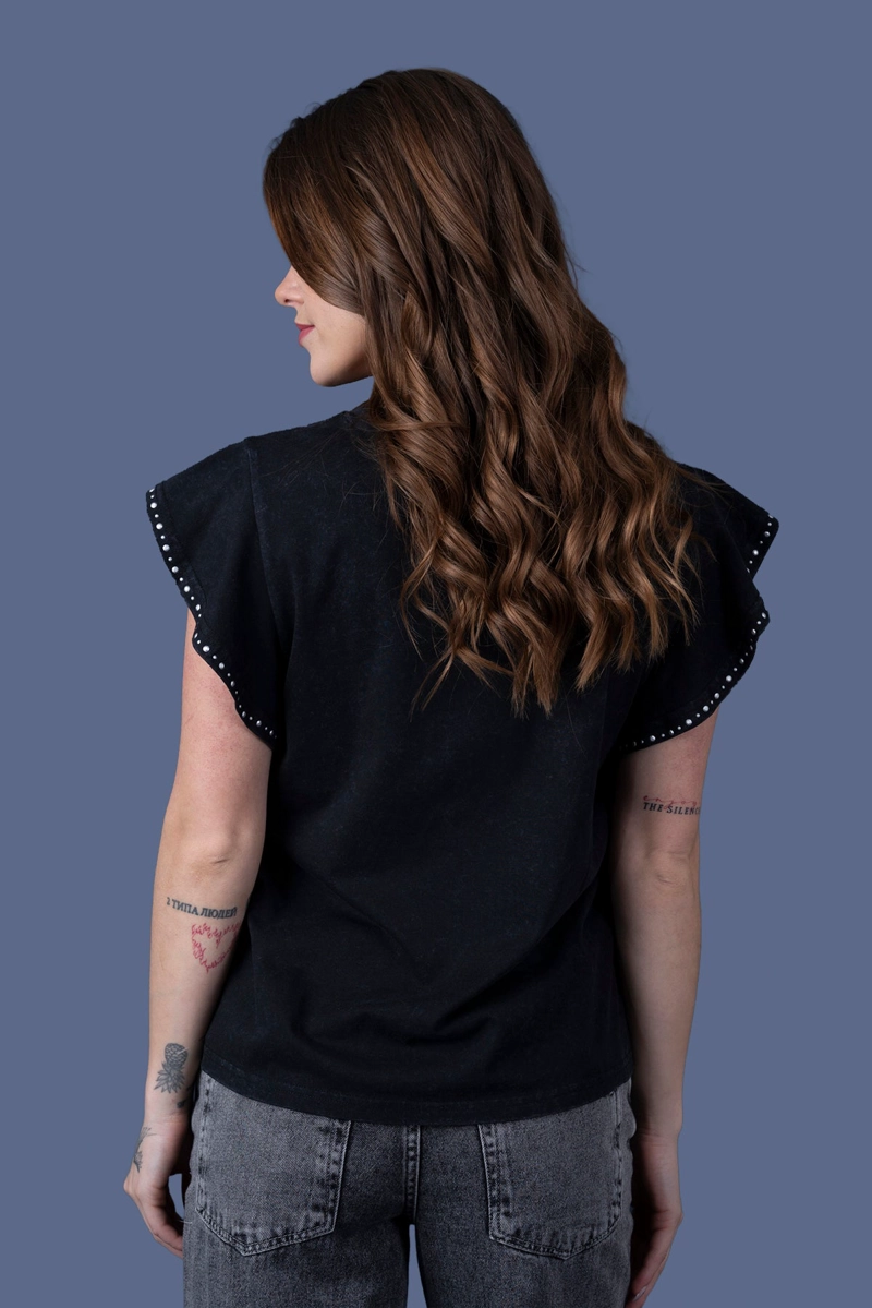 POLERA ADELA REGULAR VUELOS EN MANGA Y TACHAS NEGRO EFESIS - 4