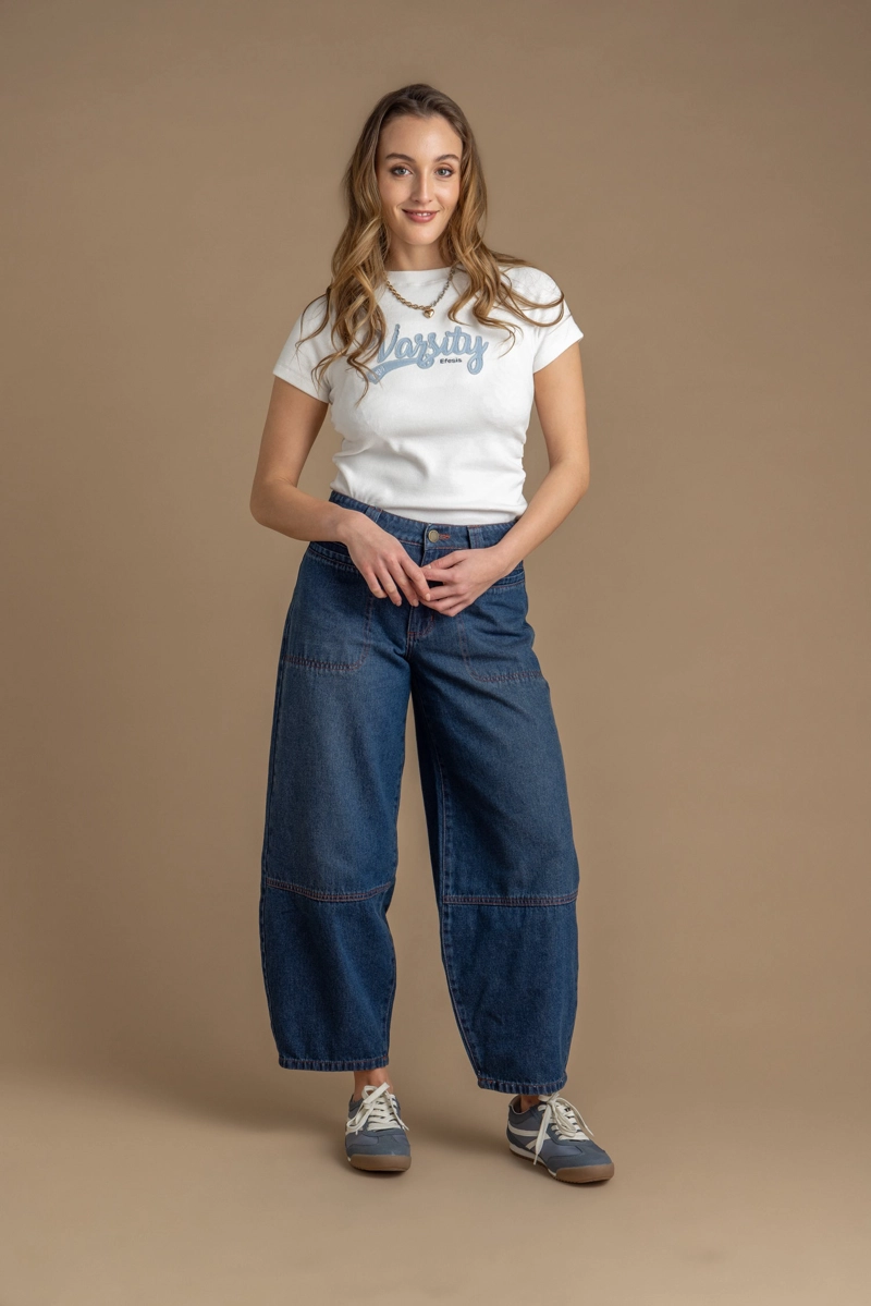 POLERA BECKY REGULAR PARCHE BORDADO Y RECOGIDO EN COSTADOS BLANCO EFESIS - 2