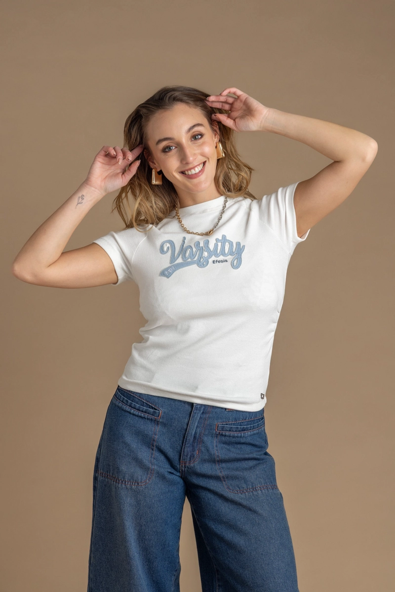 POLERA BECKY REGULAR PARCHE BORDADO Y RECOGIDO EN COSTADOS BLANCO EFESIS - 3