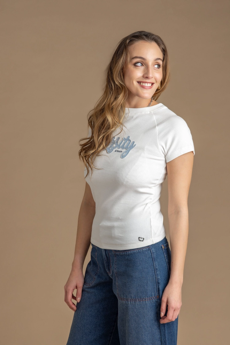 POLERA BECKY REGULAR PARCHE BORDADO Y RECOGIDO EN COSTADOS BLANCO EFESIS - 4