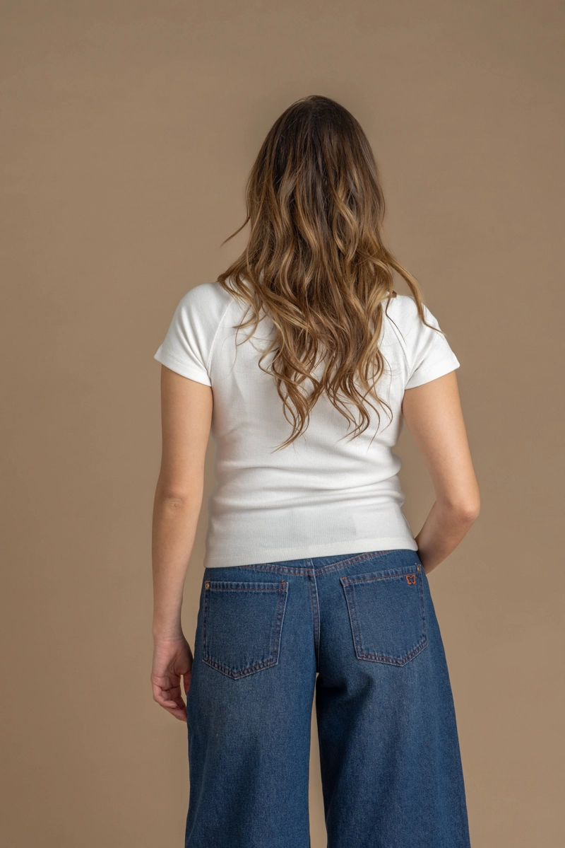 POLERA BECKY REGULAR PARCHE BORDADO Y RECOGIDO EN COSTADOS BLANCO EFESIS - 5
