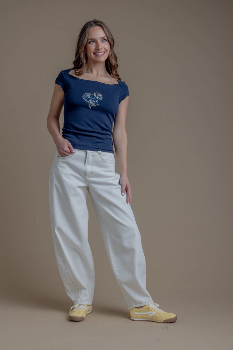 POLERA CAMELIA REGULAR CUELLO BARCO CON BORDADO AZUL EFESIS - 2