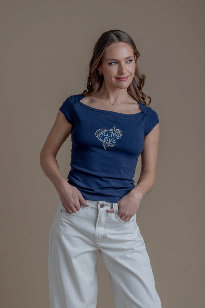 POLERA CAMELIA REGULAR CUELLO BARCO CON BORDADO AZUL EFESIS - 3