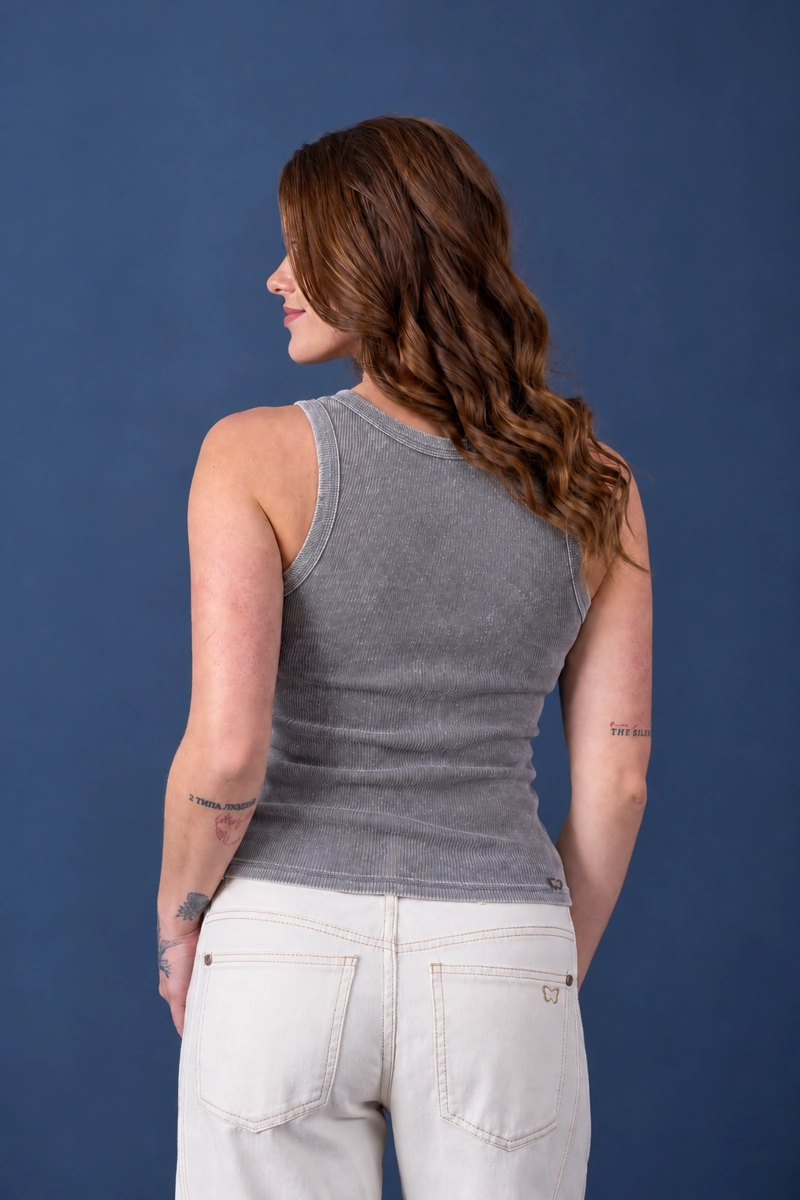 POLERA DALLAS TANK FIT PARCHE BORDADO GRIS EFESIS - 4