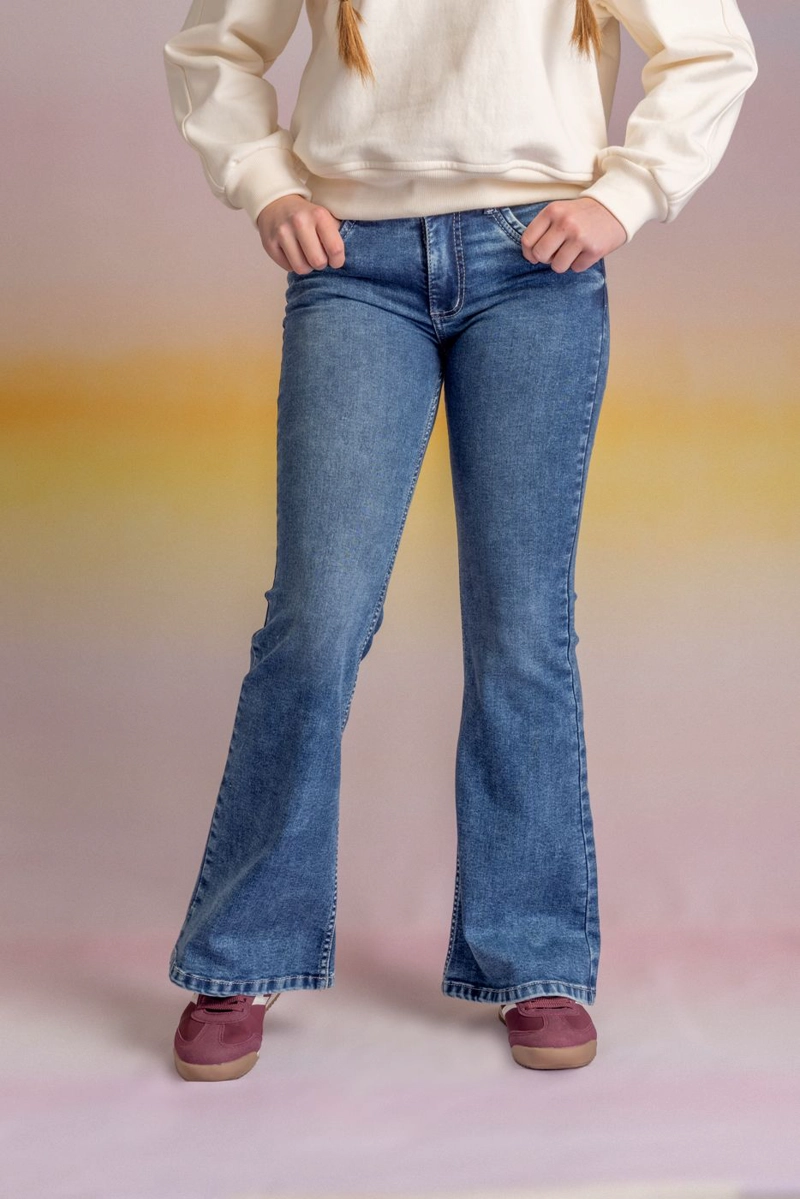 JEANS ANGEL FLARE BORDADO BOLSILLO TRASERO AZUL CACAO - 2