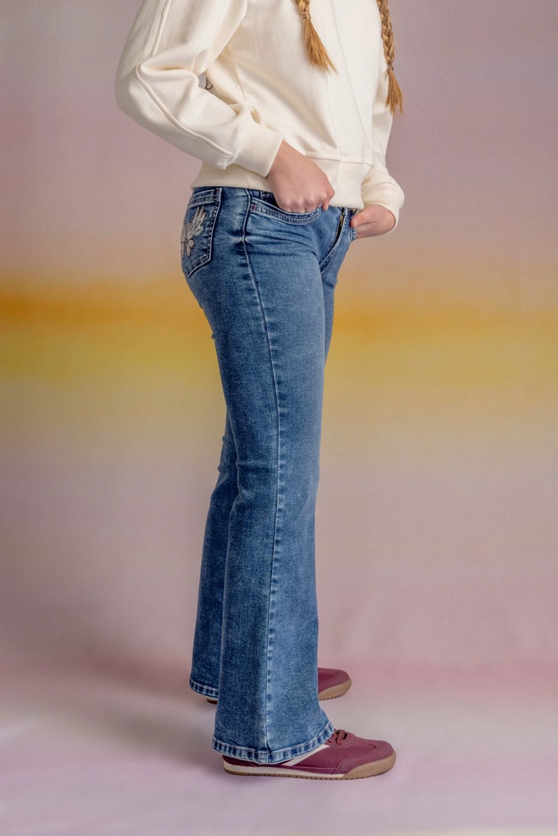 JEANS ANGEL FLARE BORDADO BOLSILLO TRASERO AZUL CACAO - 3