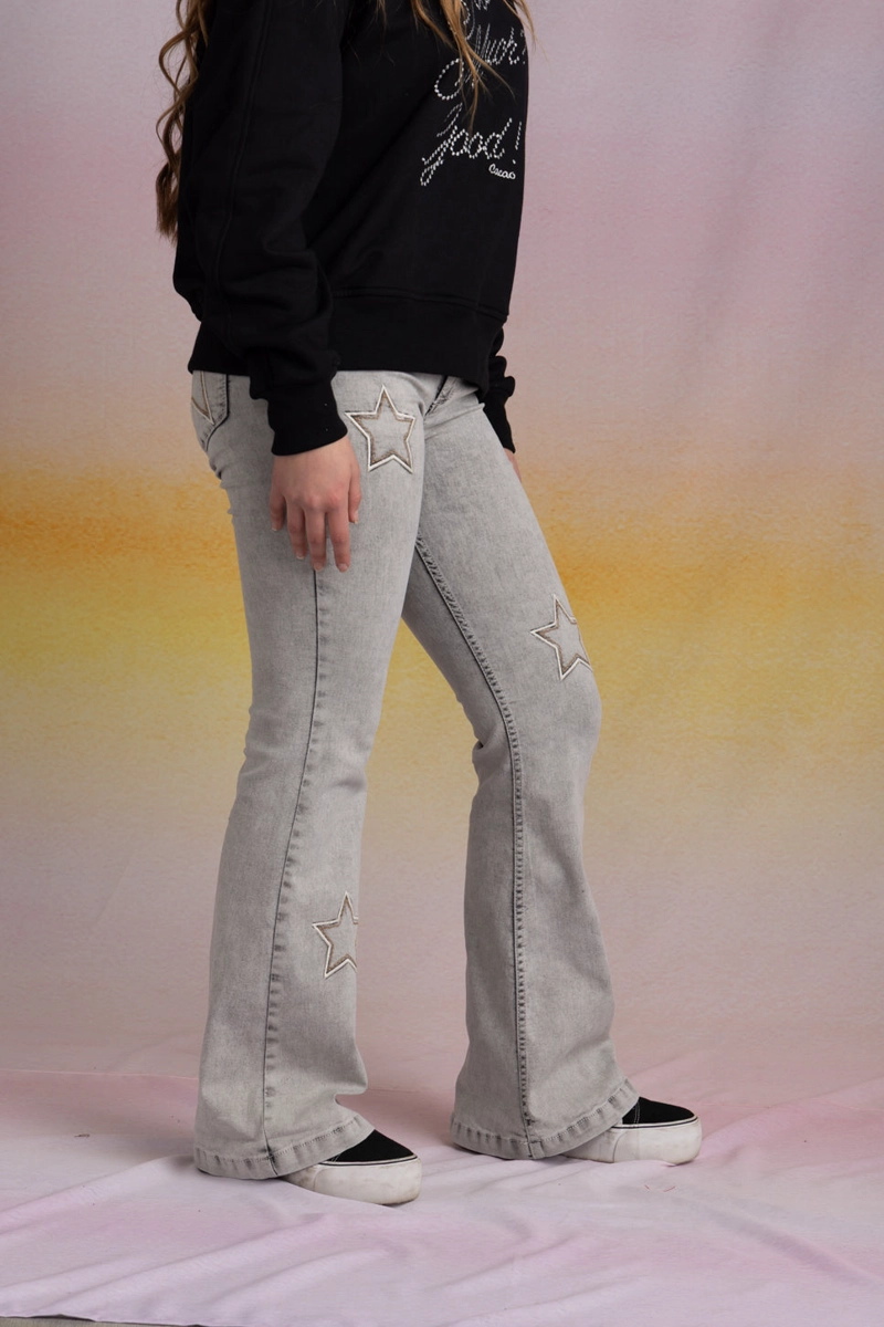 JEANS GLITH FLARE BORDADO CON DESFLECADO GRIS CACAO - 4