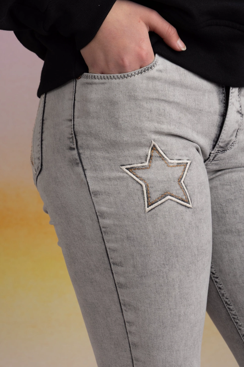 JEANS GLITH FLARE BORDADO CON DESFLECADO GRIS CACAO - 6
