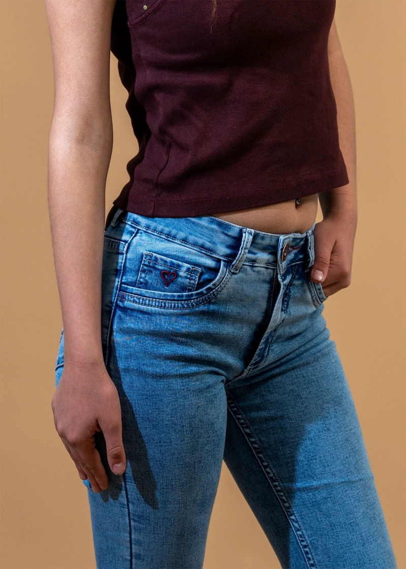 JEANS ANGEL FLARE BORDADO ALAS LAVADO LIGHT CACAO - 3