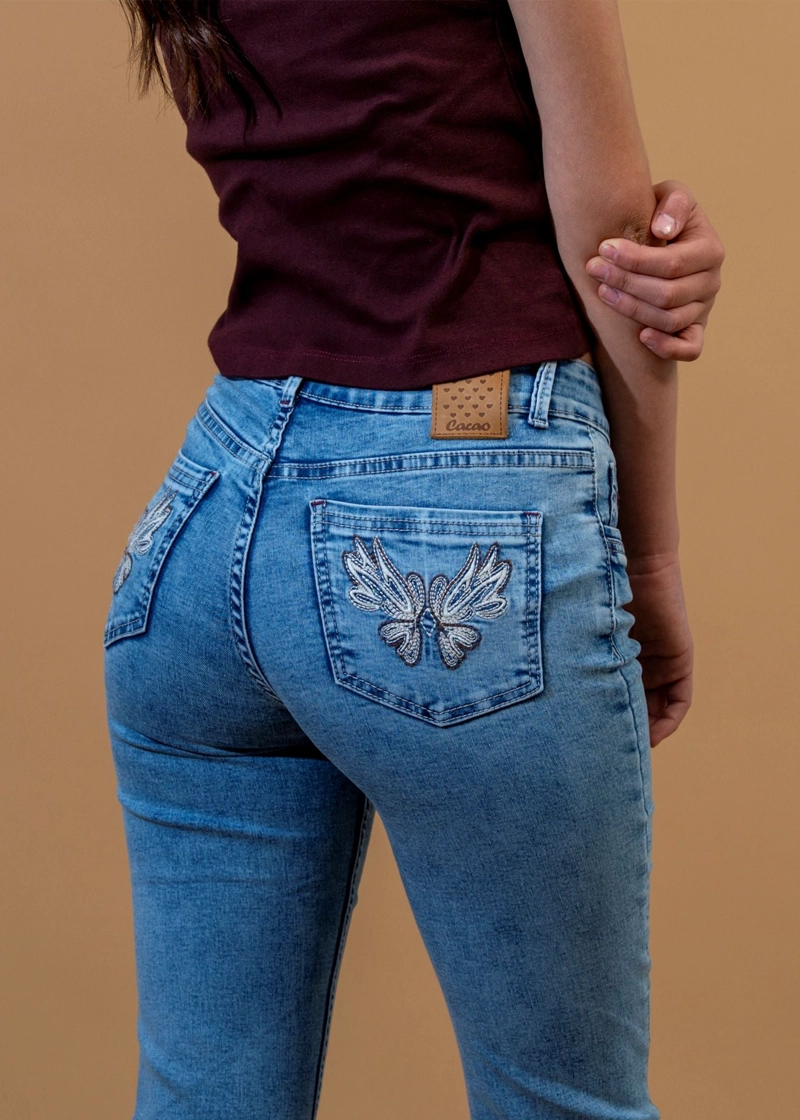 JEANS ANGEL FLARE BORDADO ALAS LAVADO LIGHT CACAO - 4