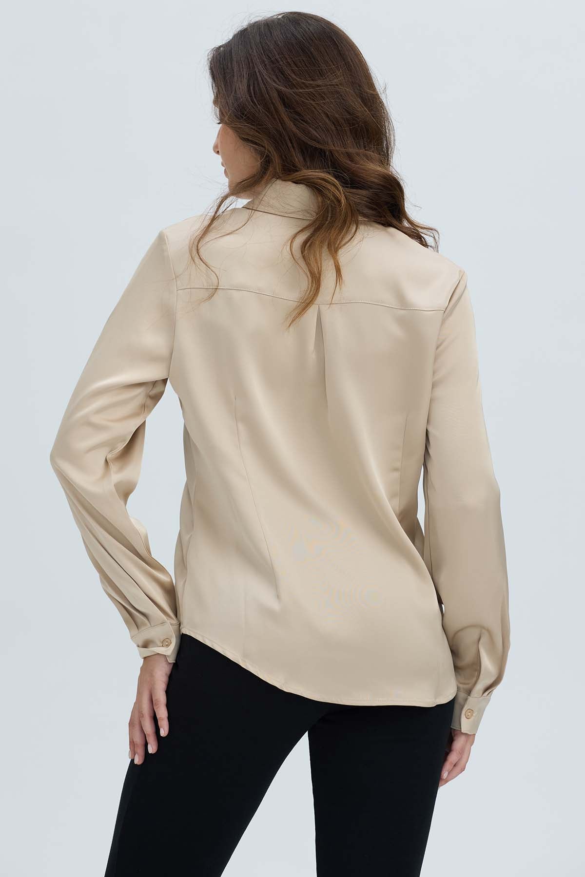 BLUSA MUJER SATINADA ABOTONADA BEIGE - 3