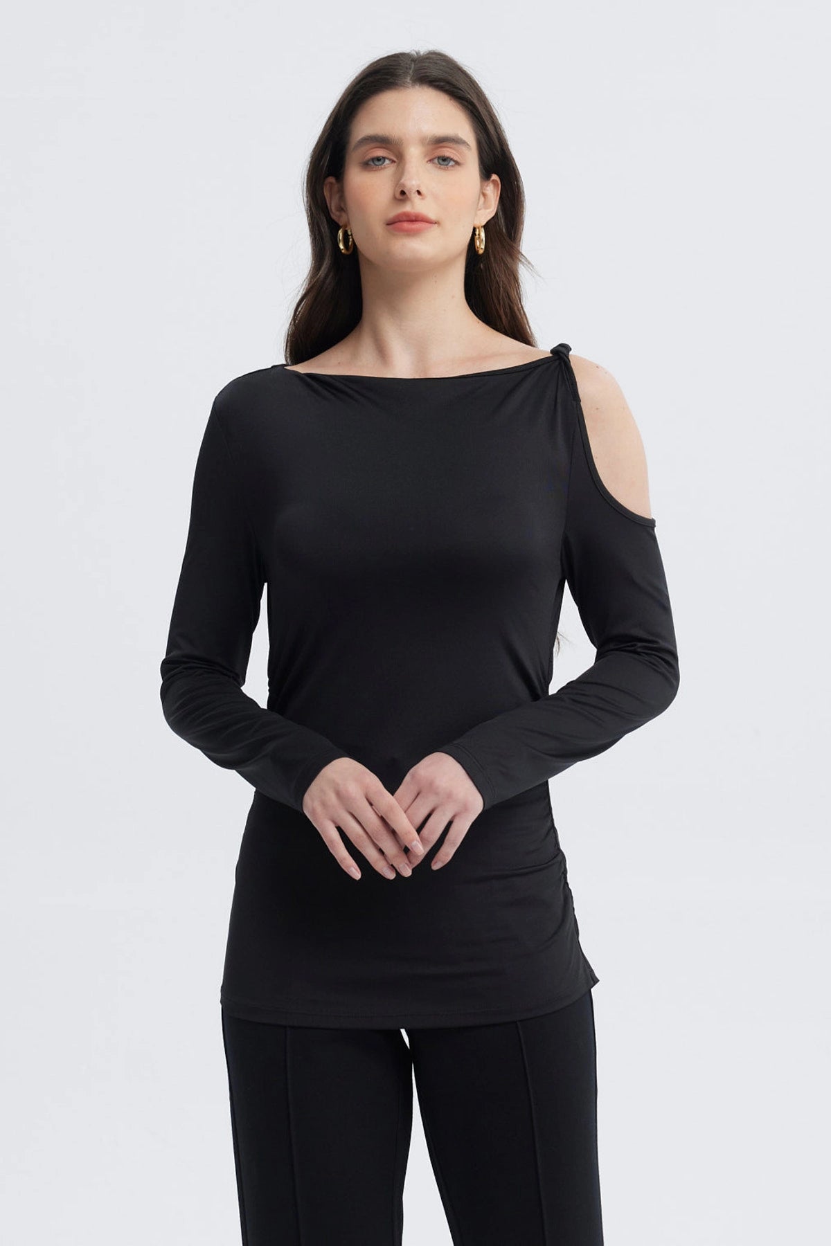POLERA MUJER APLICACION NUDO HOMBRO NEGRO - 1