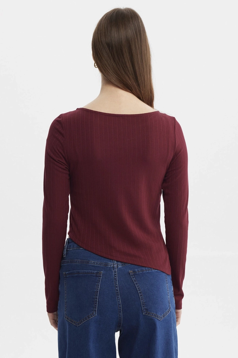 POLERA MUJER OJETILLO EN COSTADO ROJO - 3