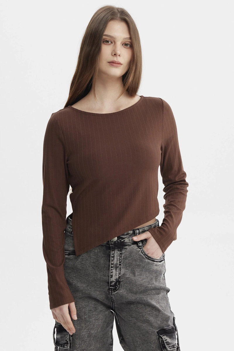 POLERA MUJER OJETILLO EN COSTADO CAFE  OSCURO - 1