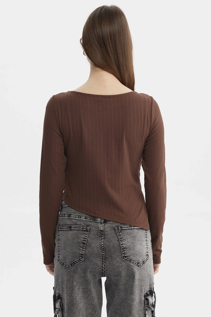 POLERA MUJER OJETILLO EN COSTADO CAFE  OSCURO - 3