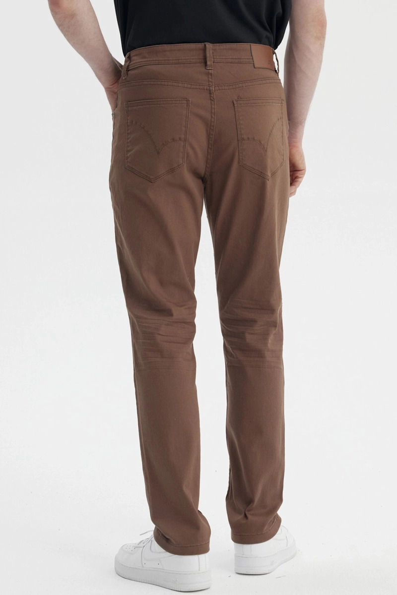 JEANS HOMBRE SLIM COLOR CAFE - 3