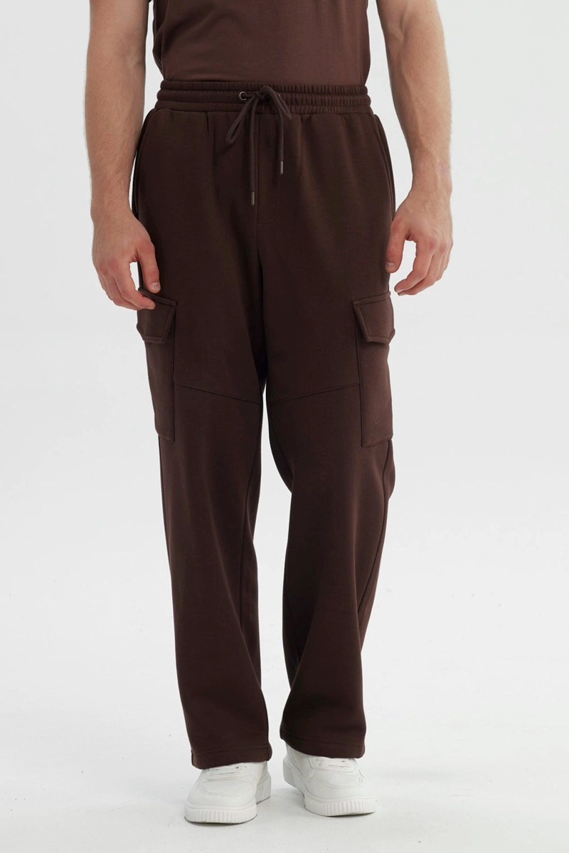 PANTALON BUZO HOMBRE CALCE RECTO CHOCOLATE - 1