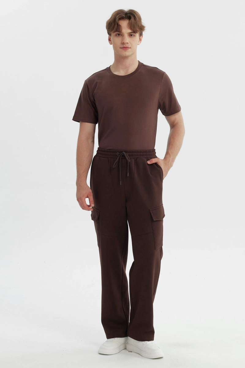 PANTALON BUZO HOMBRE CALCE RECTO CHOCOLATE - 4