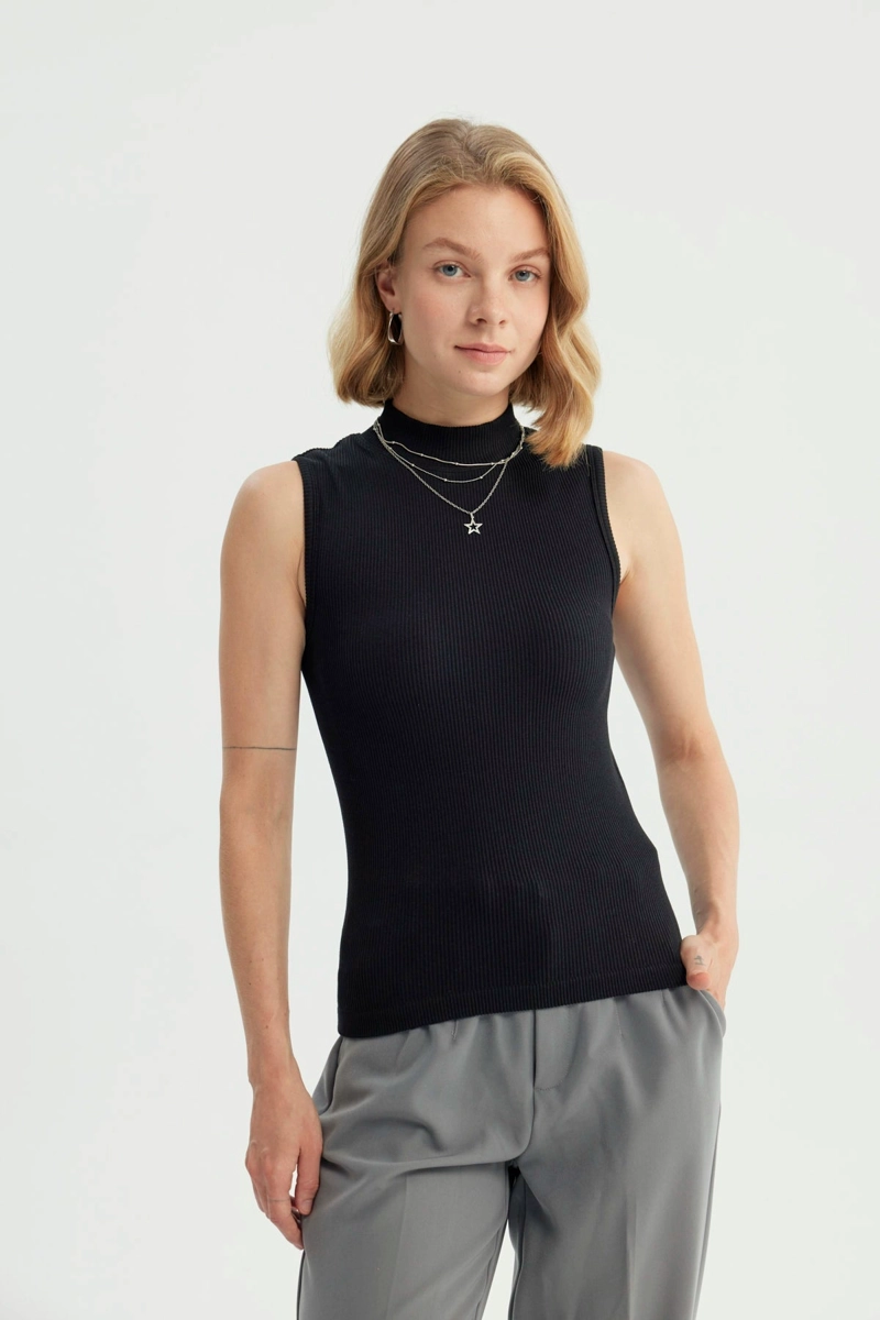 POLERA MUJER AJUSTADA SIN MANGAS NEGRO - 1