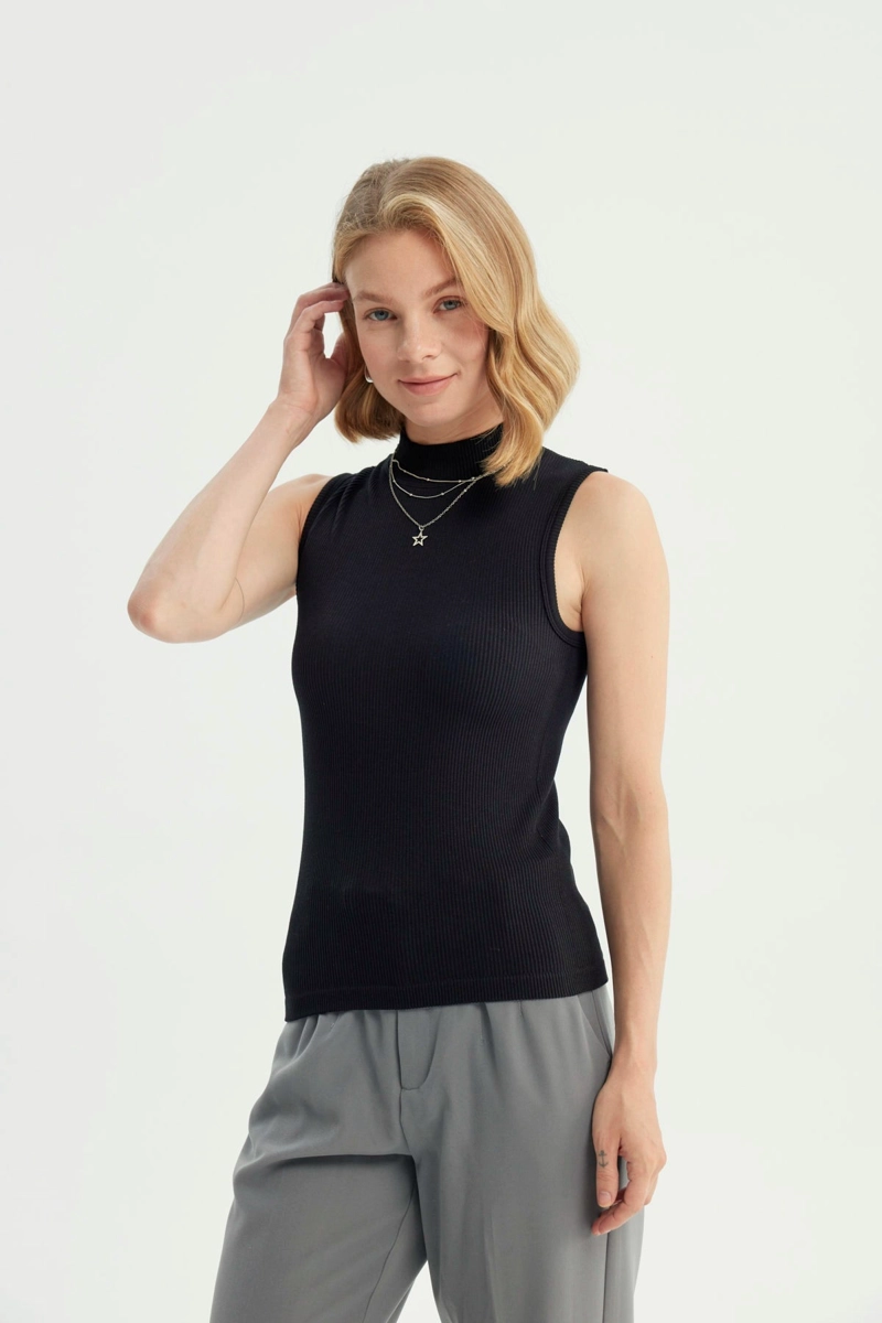 POLERA MUJER AJUSTADA SIN MANGAS NEGRO - 2
