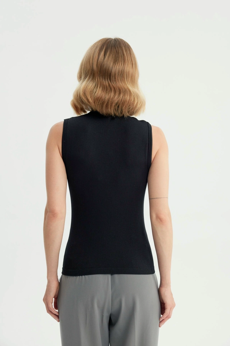 POLERA MUJER AJUSTADA SIN MANGAS NEGRO - 3