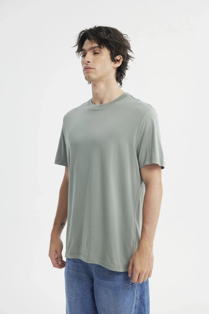 POLERA HOMBRE REGULAR VERDE PIEDRA - 2