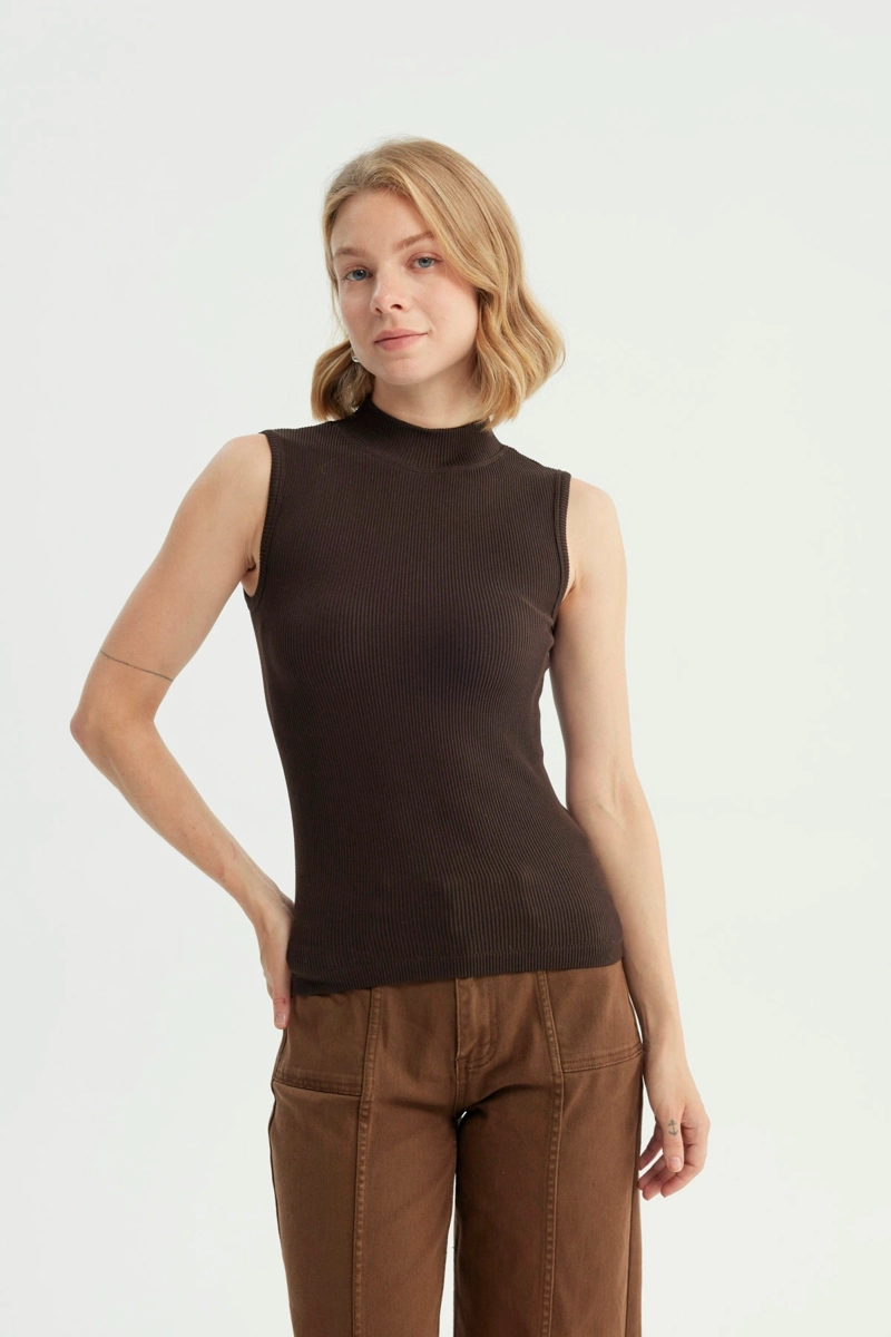 POLERA MUJER AJUSTADA SIN MANGAS CHOCOLATE - 1