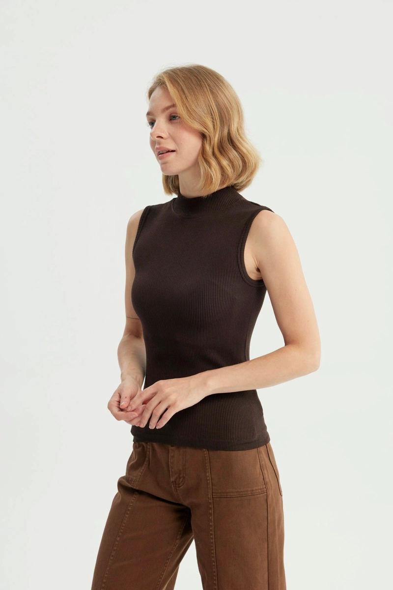 POLERA MUJER AJUSTADA SIN MANGAS CHOCOLATE - 2