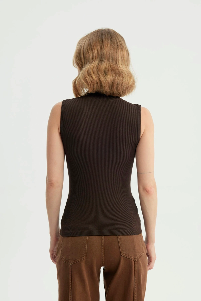POLERA MUJER AJUSTADA SIN MANGAS CHOCOLATE - 3