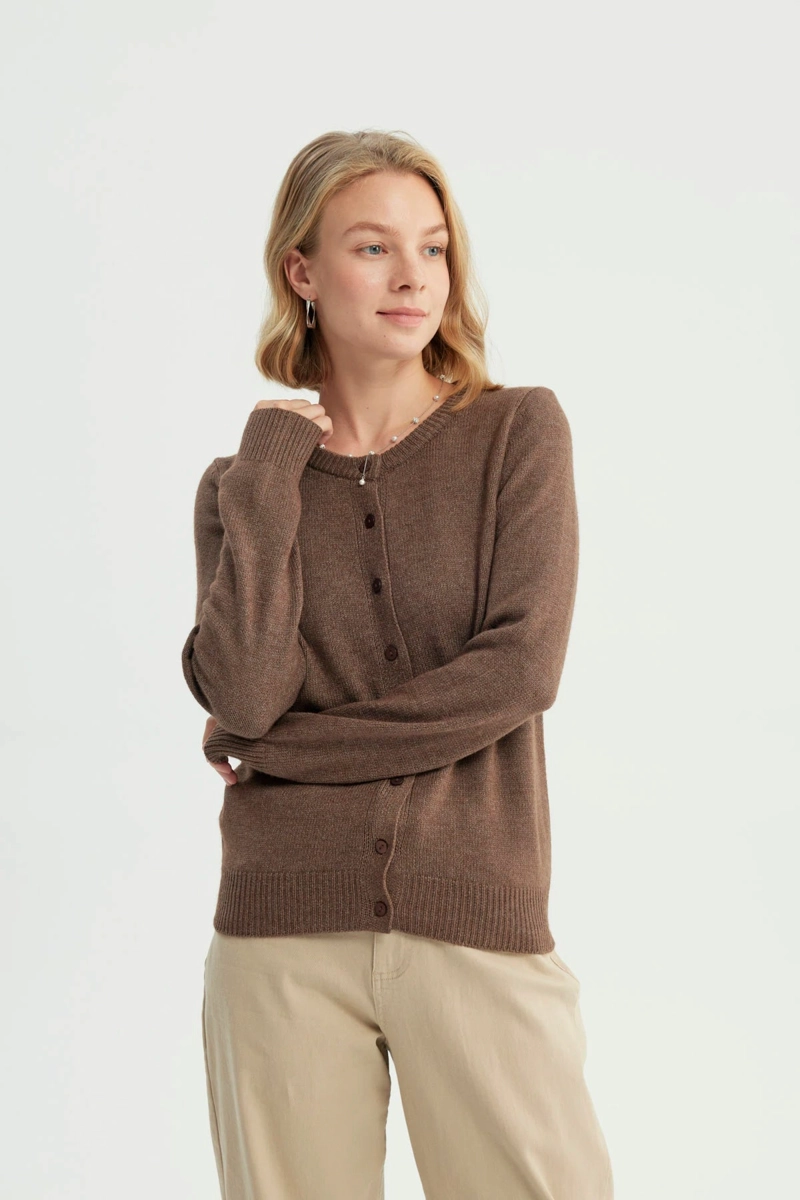 SWEATER MUJER REGULAR CAFE  OSCURO - 1
