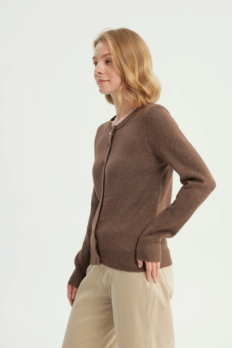 SWEATER MUJER REGULAR CAFE  OSCURO - 2