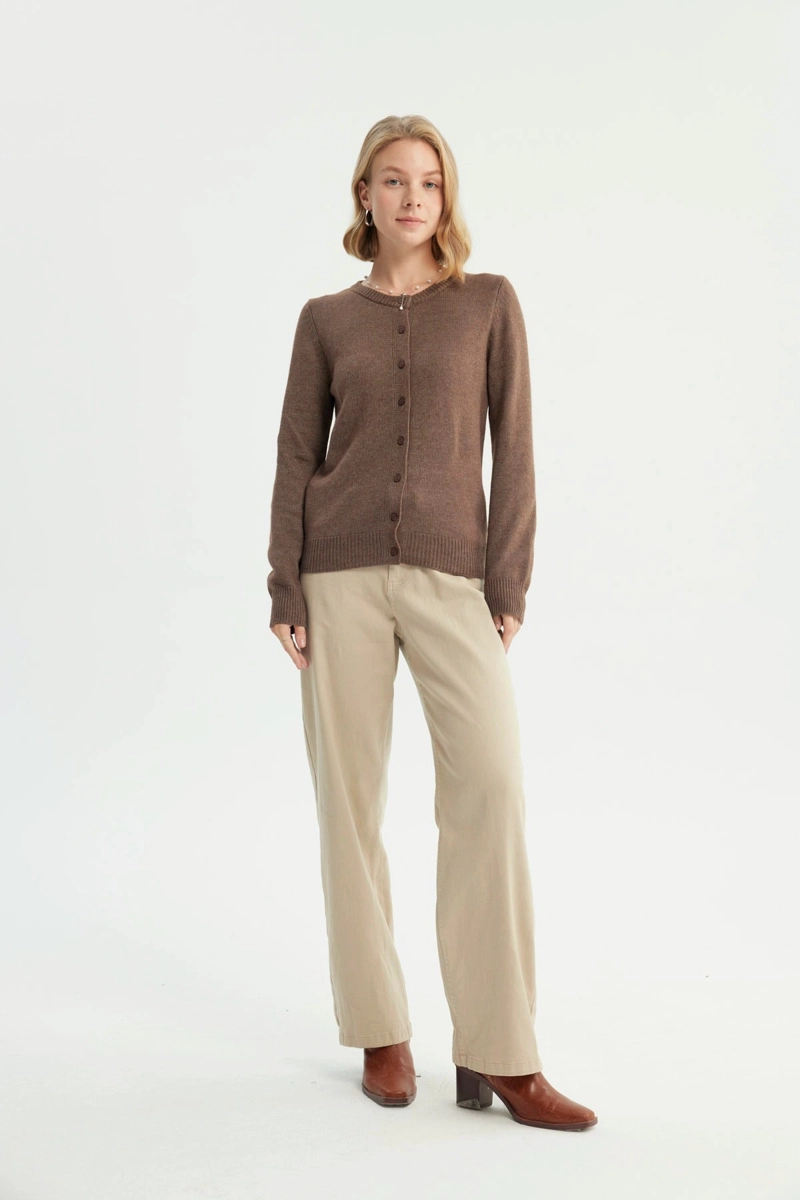 SWEATER MUJER REGULAR CAFE  OSCURO - 4