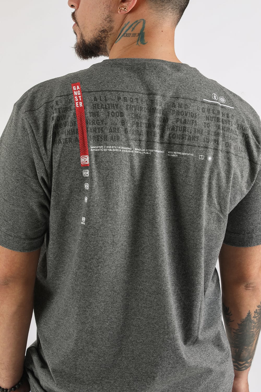 POLERA MC BASICA NARRATIVE GRIS GANGSTER - 3