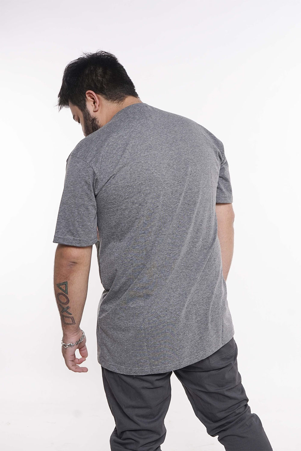 PLUS POLERA MC BASICA INTRIGUE GRIS GANGSTER - 2