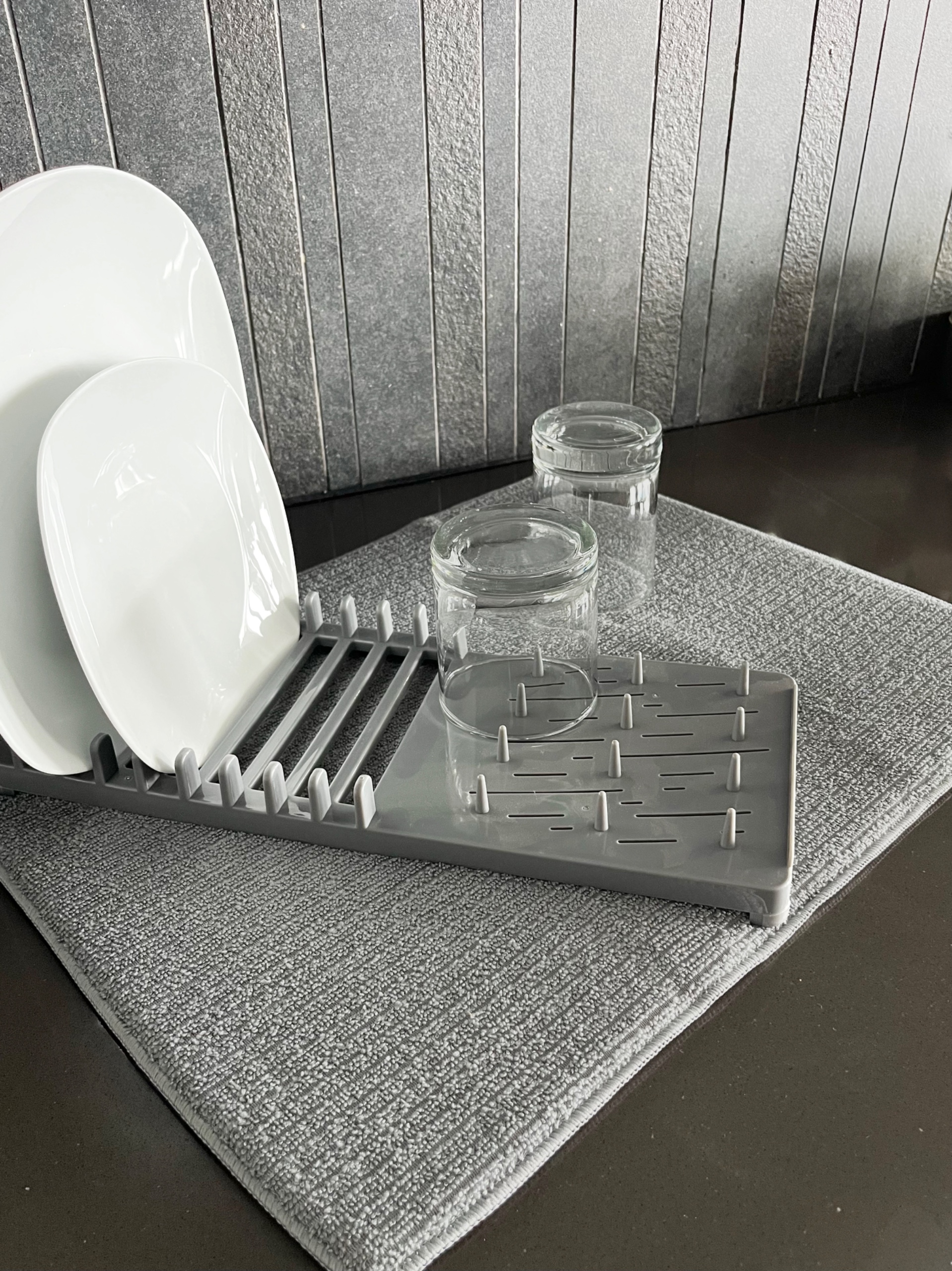 SET ESCURRIDOR + PAÑO SECA PLATOS GRIS - 1