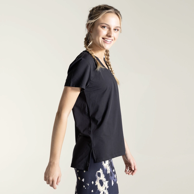 POLERA CUELLO V DEPORTIVA MUJER MANGA CORTA EN COLOR NEGRO BSOUL - 2