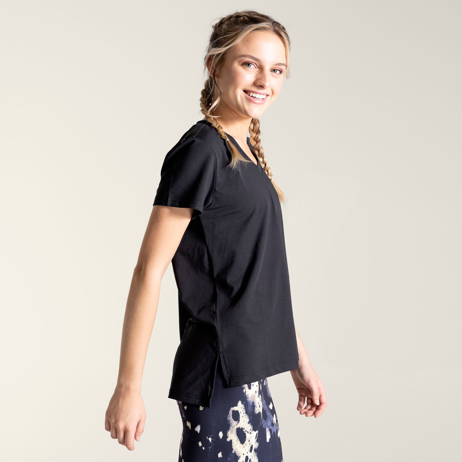 POLERA CUELLO V DEPORTIVA MUJER MANGA CORTA EN COLOR NEGRO BSOUL - 2
