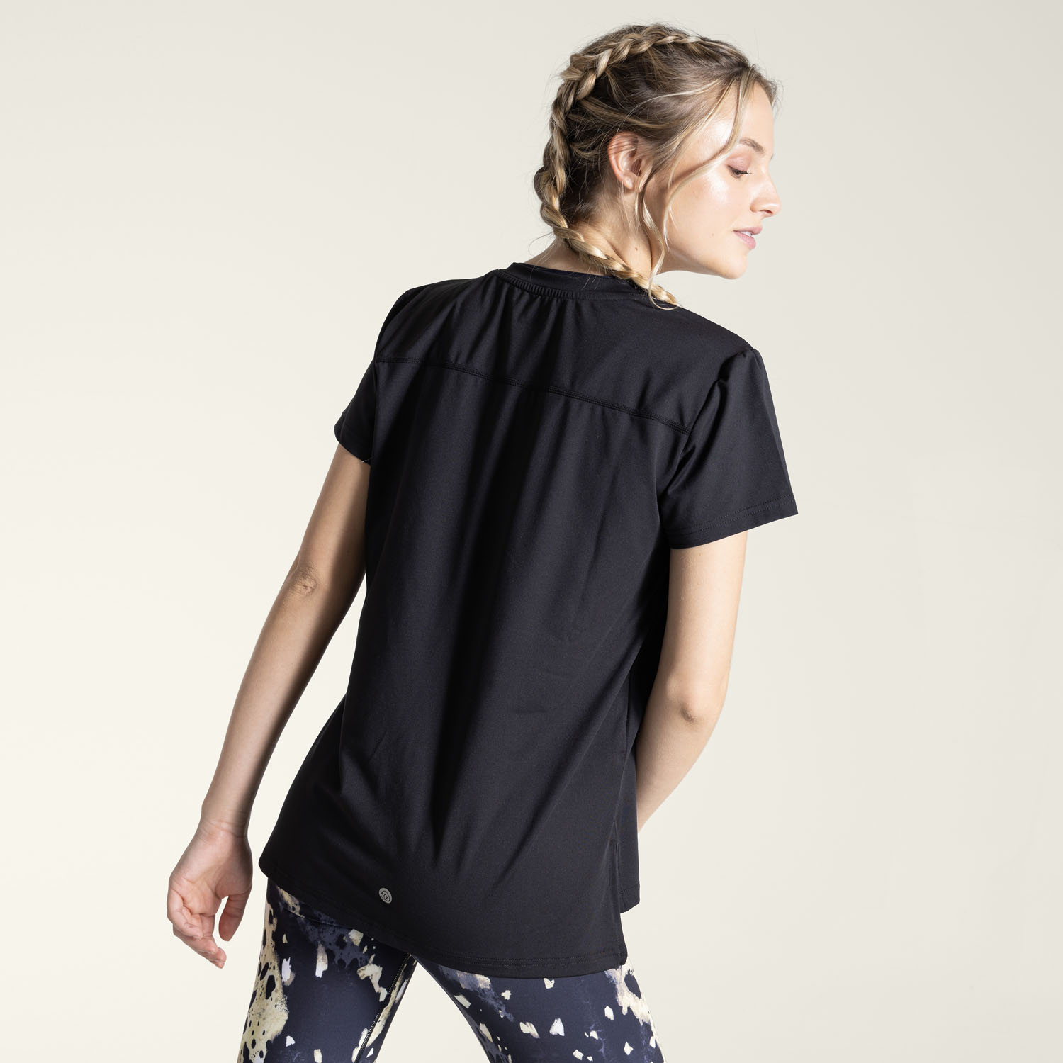 POLERA CUELLO V DEPORTIVA MUJER MANGA CORTA EN COLOR NEGRO BSOUL - 4