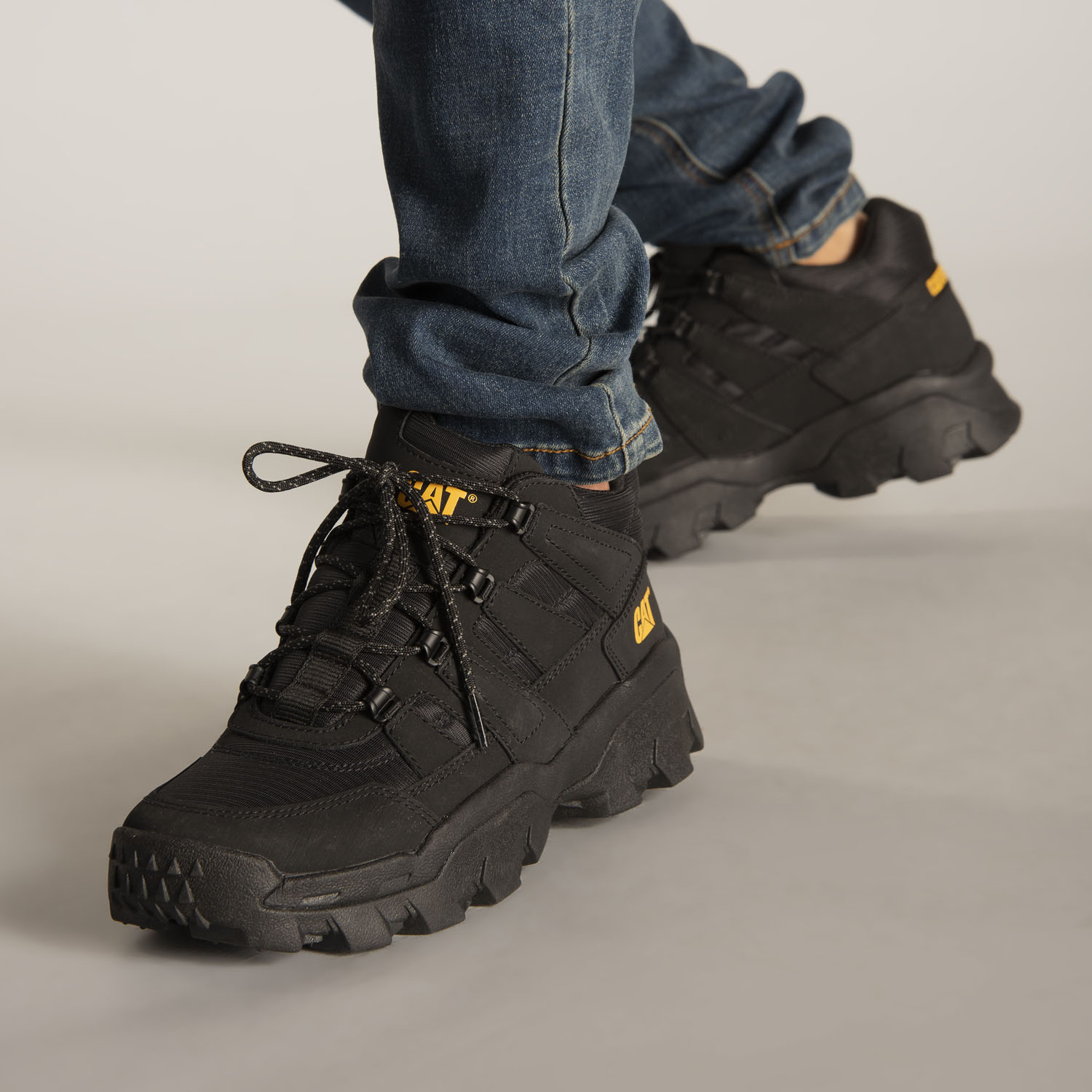 ZAPATILLA C/CAÑA UNISEX REACTOR MID NEGRO CAT - 2