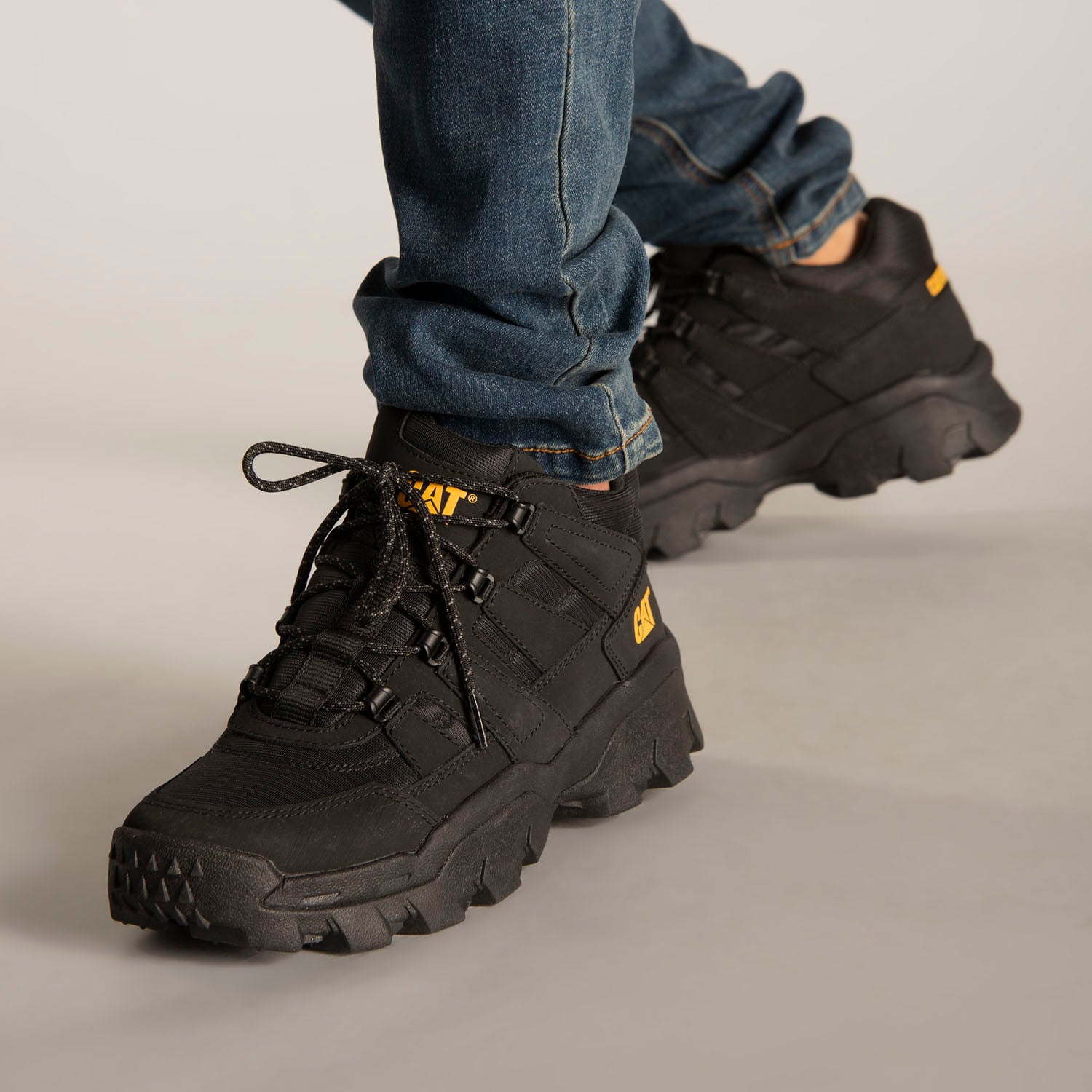 ZAPATILLA C/CAÑA UNISEX REACTOR MID NEGRO CAT - 2