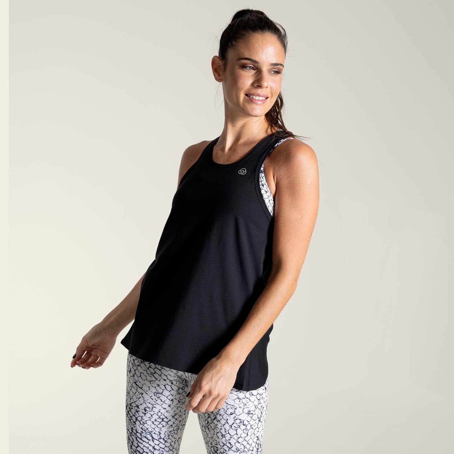 POLERA DEPORTIVA MUJER TANK CLOE EN COLOR NEGRO BSOUL - 2