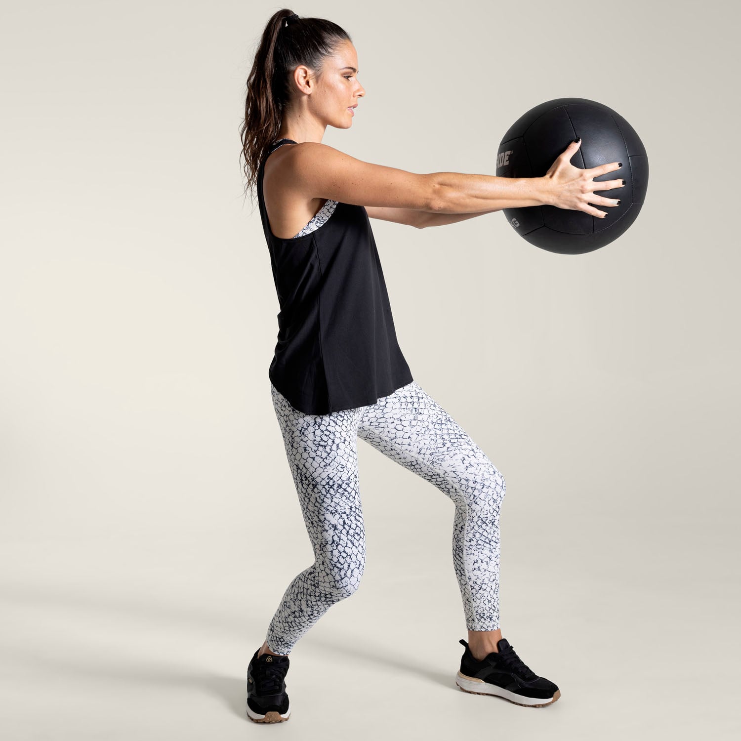 POLERA DEPORTIVA MUJER TANK CLOE EN COLOR NEGRO BSOUL - 4