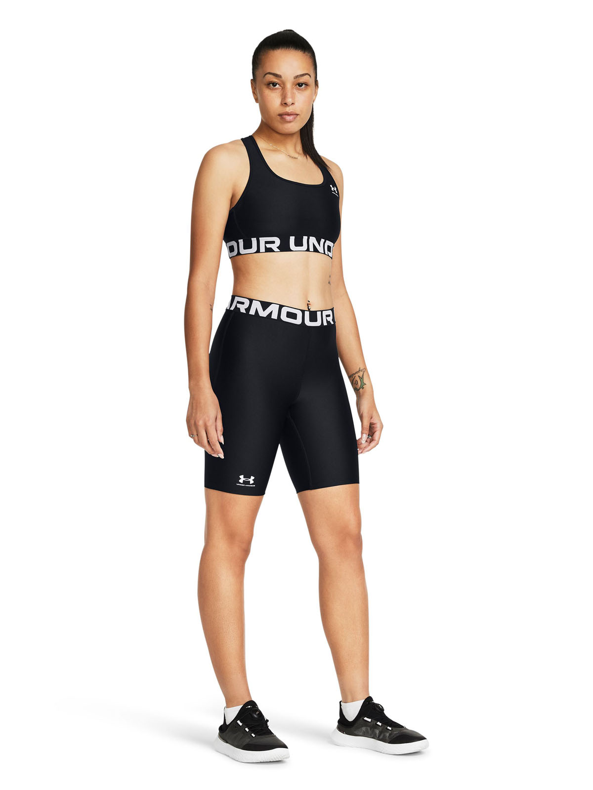 SHORTS MUJER UNDER ARMOUR NEGRO HEATGEAR® DE 8' - 6