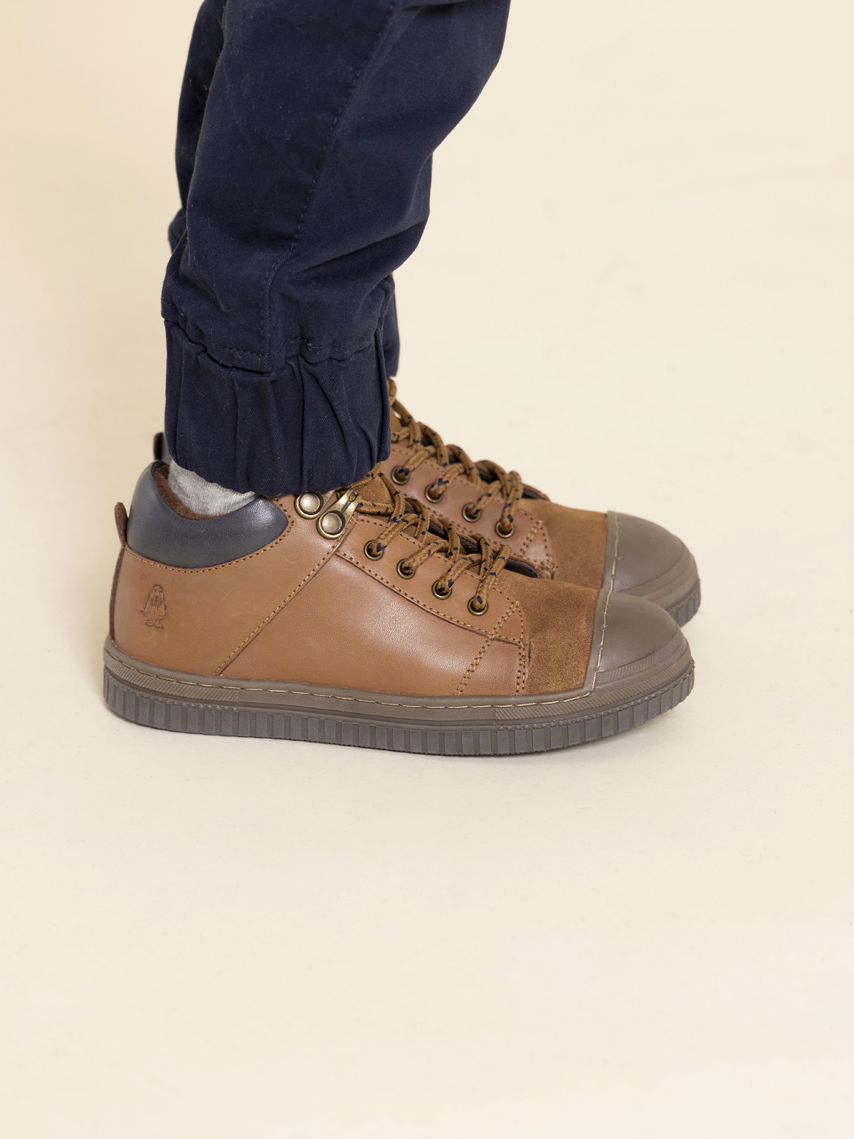ZAPATILLA CUERO WACO NIÑO CAFÉ HUSH PUPPIES - 2