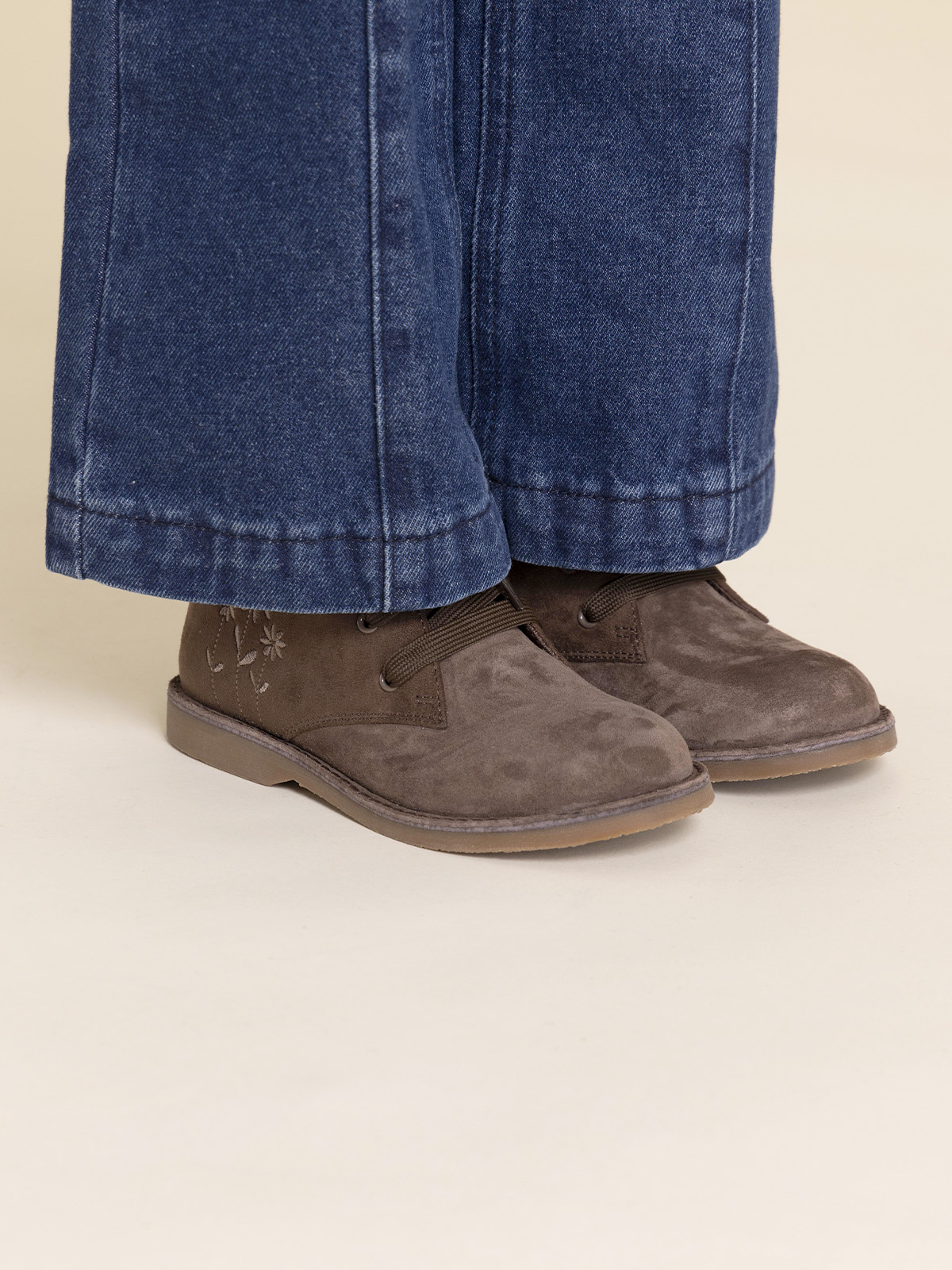 BOTIN CUERO MANDY NIÑA CAFÉ HUSH PUPPIES - 2
