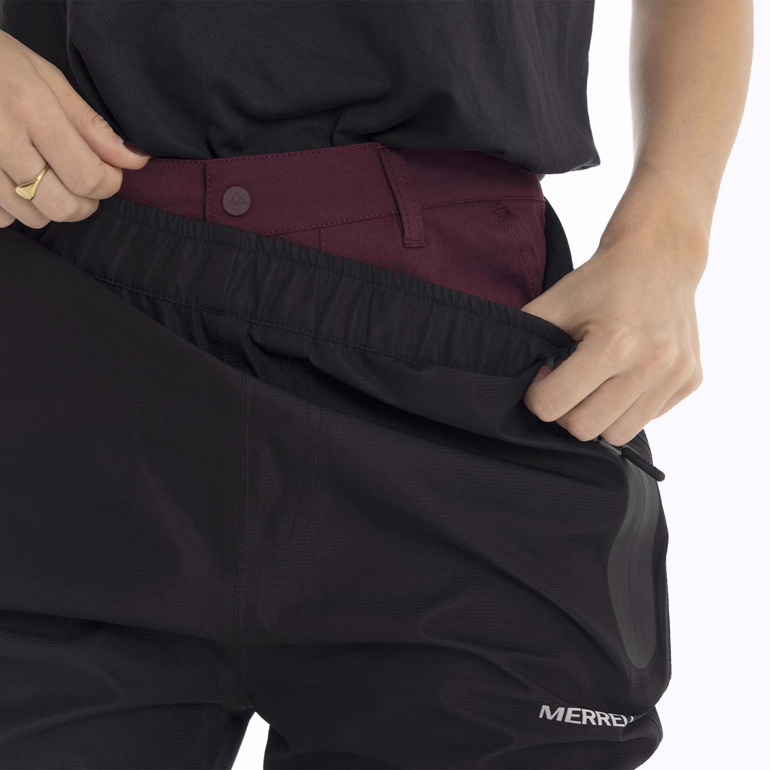 CUBRE PANTALON OUTDOOR MUJER HARDSHELL EN COLOR NEGRO MERRELL - 3