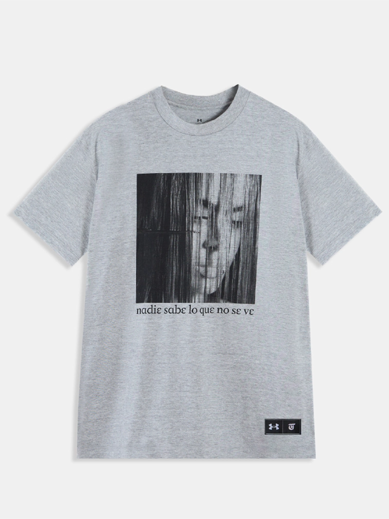 UNDER ARMOUR POLERA OVERSIZED TINI UNISEX GRIS UNDER ARMOUR