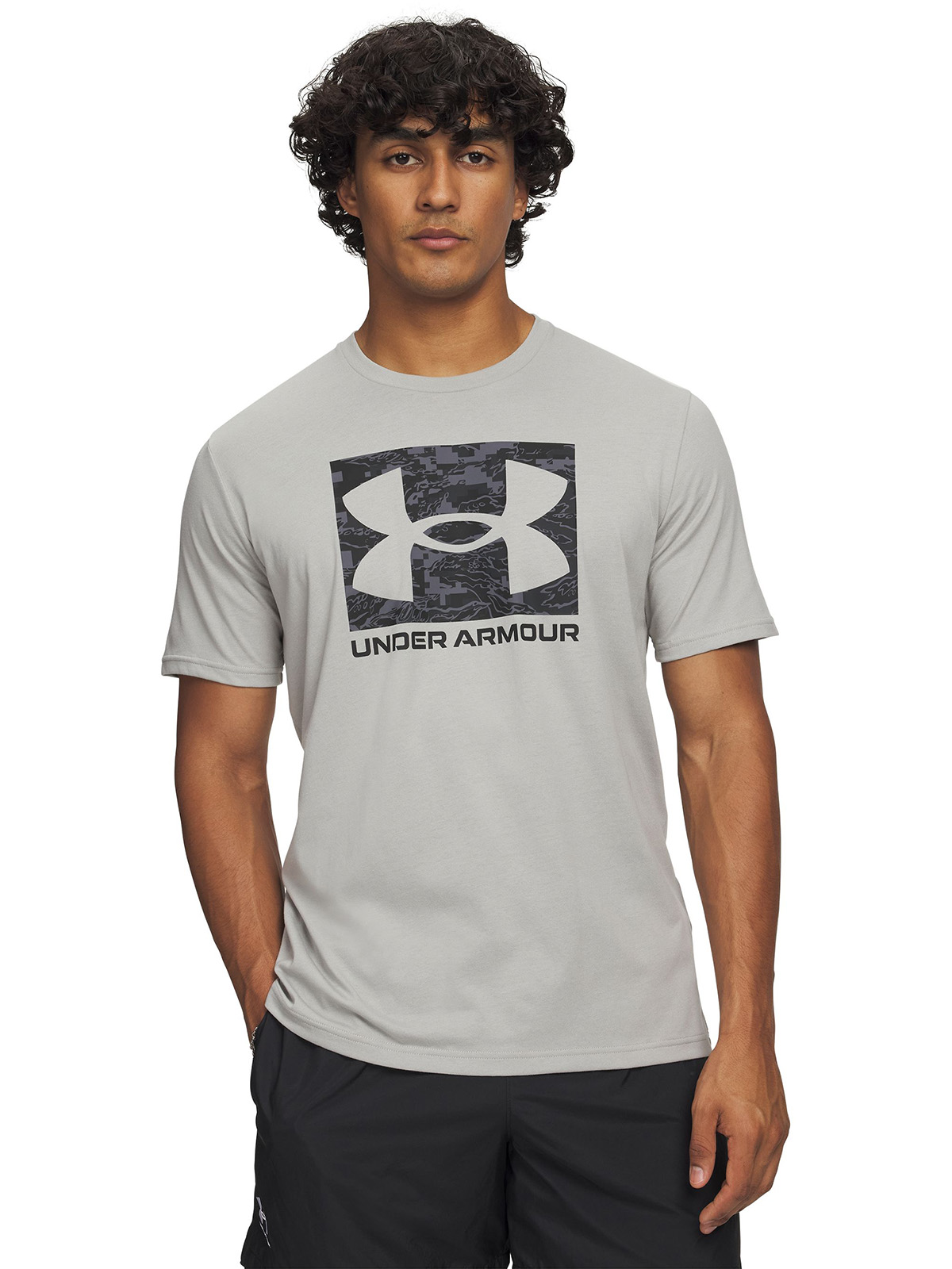 UNDER ARMOUR POLERA M/C HOMBRE ABC CAMO BOXED LOGO SS POLERA GRIS UNDER ARMOUR